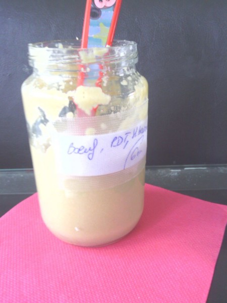 La photo fait un peu cra-cra : mais bébé avait déjà commencé la dégustation lorsque j'ai pensé à prendre une photo !