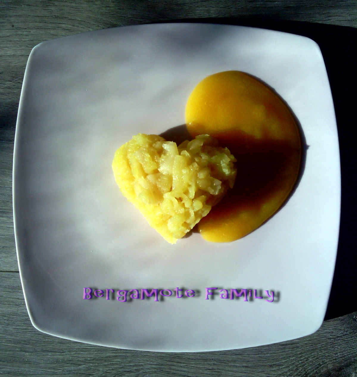 écrasé pomme au coulis abricot