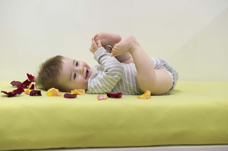 B-Sensible Baby BB sur lit + pétales