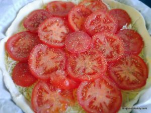 Tarte à la tomate avant cuisson