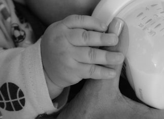 Quand Bébé refuse de boire son biberon de lait