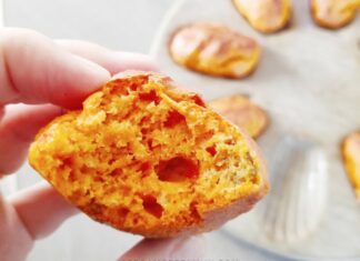 Madeleines salées à la sauce tomate et olives