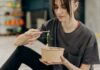 Combien de calories consommer par jour ? woman eating healthy food