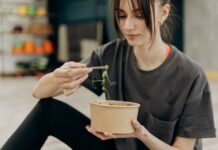 Combien de calories consommer par jour ? woman eating healthy food
