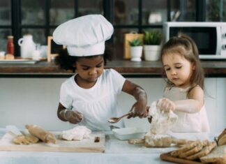 Diversification alimentaire chez l’enfant : comment pratiquer la DME ailleurs qu’à la maison ?