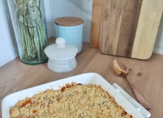 Crumble de courgette et tomate au parmesan