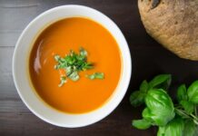 Comment transformer la soupe en un délice pour les enfants ? brown soup in white ceramic bowl