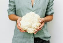 Introduire le chou-fleur dans l’alimentation de bébé : conseils et recettes person holding cauliflower