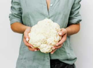Introduire le chou-fleur dans l’alimentation de bébé : conseils et recettes person holding cauliflower